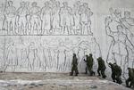Terror. Soldater og politifolk patruljerer gaderne i Volgograd efter terrorangreb i flere omgange har rystet millionbyen. På billedet ses russiske soldater patruljere ved monumentet 'Slaget om Stalingrad'. Volgograd hed fra  1925 til 1961 Stalingrad. 