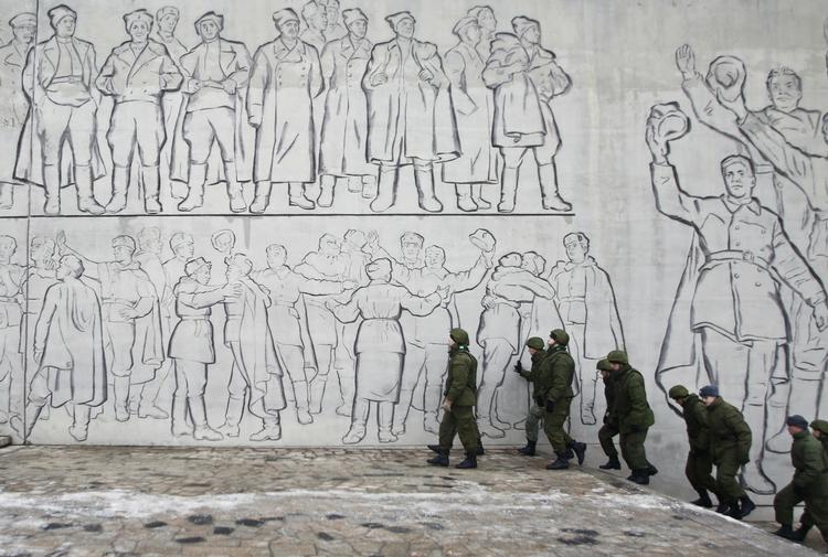 Terror. Soldater og politifolk patruljerer gaderne i Volgograd efter terrorangreb i flere omgange har rystet millionbyen. På billedet ses russiske soldater patruljere ved monumentet 'Slaget om Stalingrad'. Volgograd hed fra  1925 til 1961 Stalingrad. 