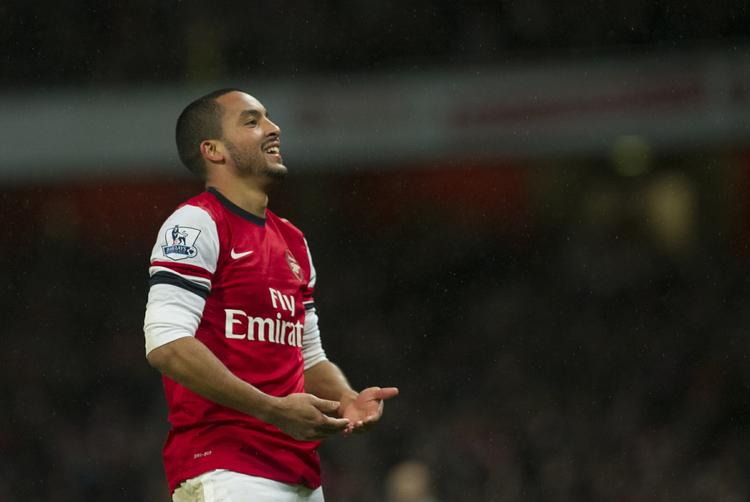 Skadet. Arsenals Theo Walcott er ude i seks måneder efter en knæskade. 
