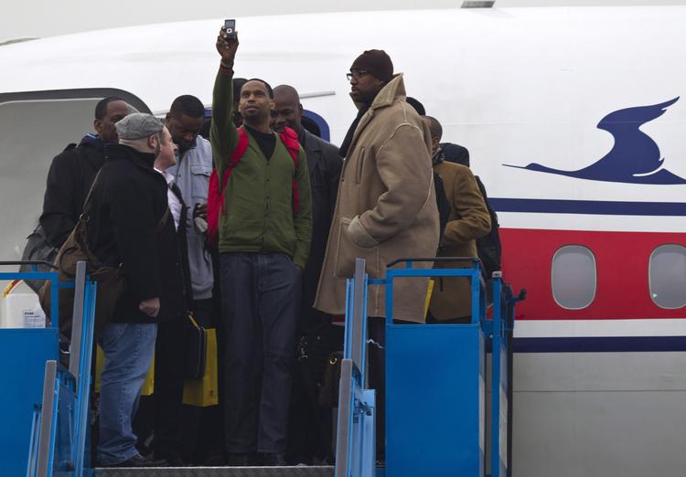 Basketballdiplomati. Dennis Rodman og hans NBA-venner ankommer til den internationale lufthavn i Pyongyang. 