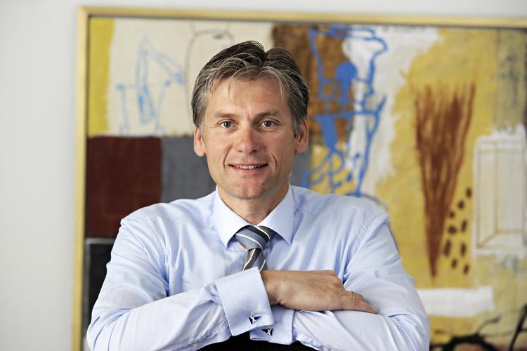 debutant. Thomas F. Borgen blev udnævnt som ny chef i Danske Bank 16. september, da bestyrelsen overraskende gav hans forgænger, Eivind Kolding, en fyreseddel. Nu har nordmanden lige delt 250 af slagsen ud. 