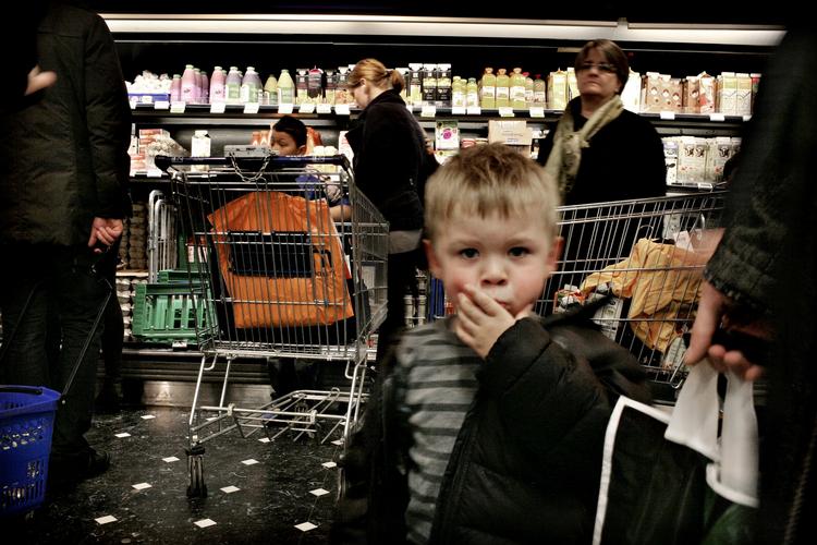 pengemaskine. Travlhed i Bilka i Fields. Bilka er en af de butikskæder, som A.P. Møller - Mærsk har tjent mange penge på gennem sine aktier i Dansk Supermarked. 