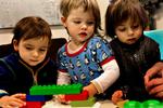 Skoleparat. Sløje testresultater får V og DF til at overveje, om børn skal tidligere i skole. 