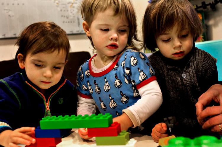 Skoleparat. Sløje testresultater får V og DF til at overveje, om børn skal tidligere i skole. 