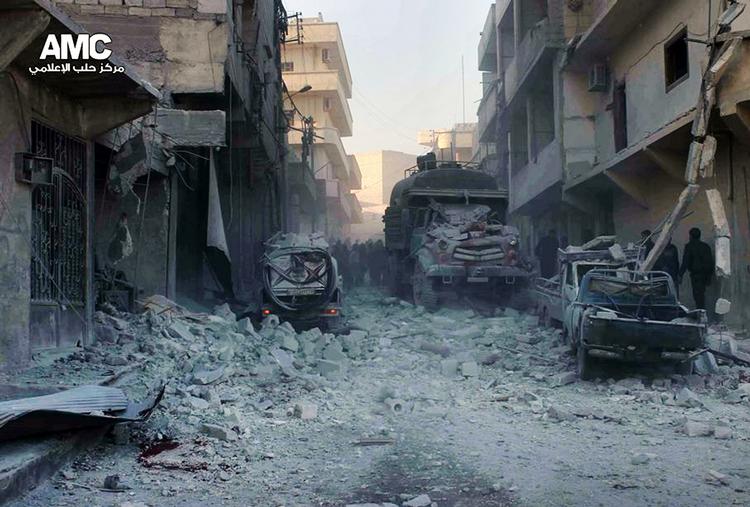 Ødelæggende. En gade i Syriens største by, Aleppo, viser, hvad borgerkrigen gør ved landet. En fredskonference skal bringe våbnene til tavshed. 