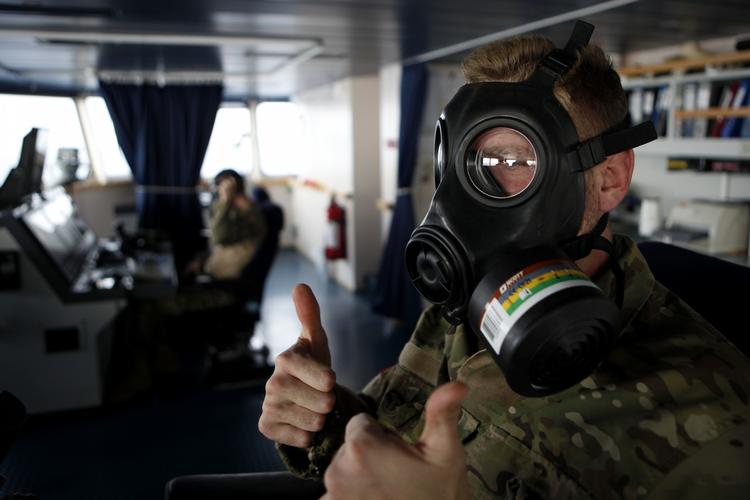 Forberedt. En dansk soldat tager sin beskyttelsesmaske på under en øvelse om bord på Esben Snare 