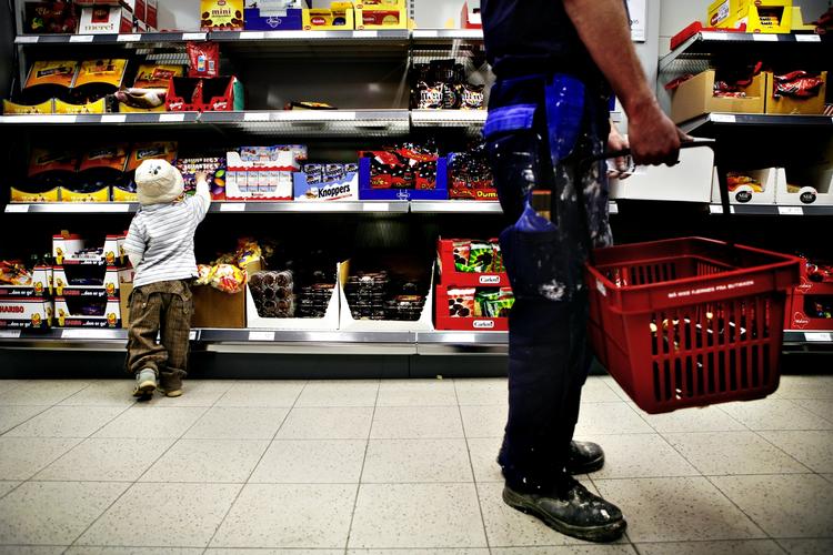 penge. En vigtig del af forklaringen bag slik og søde sager ved kassen er indlysende nok, at der er godt salg i de fristende varer. Det sandede Coop, da de søde varer blev fjernet fra kassehylderne i Dagli'Brugsen i 2007 og Kvickly i 2011. I begge tilfælde blev initiativet stoppet, fordi omsætningen faldt. 