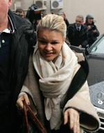 anmodning. Tålmodigheden var stor, da Michael Schumachers kone Corinna de første dage efter ulykken skulle trænge gennem presse-mylderet ved hospitalet. Men nu er det nok. 