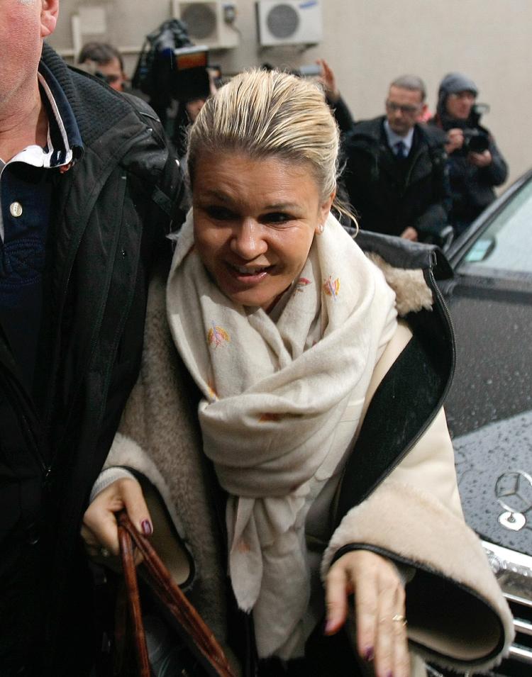 anmodning. Tålmodigheden var stor, da Michael Schumachers kone Corinna de første dage efter ulykken skulle trænge gennem presse-mylderet ved hospitalet. Men nu er det nok. 