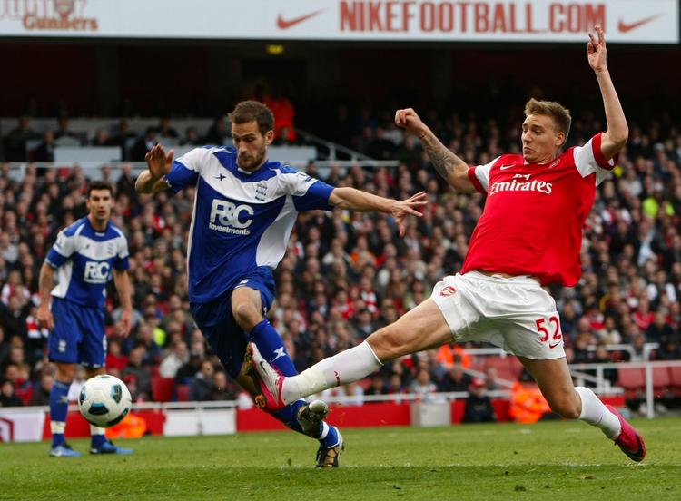 Rutineret. Med 496 liga- og pokalkampe i benene er Roger Johnson (tv) en erfaren herre. Her er han i nærkamp med en yngre udgave af Nicklas Bendtner i 2010. 