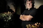 Muggen. Den svenske forfatter Jan Guillou har det med at ende i rørte vande. Nu er han blevet uvenner med journalisten, der har skrevet en bog om ham. 