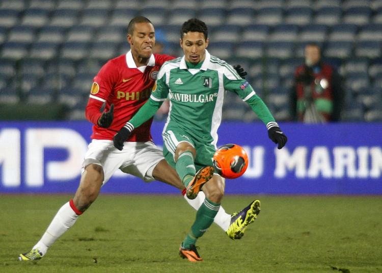 karrierevalg. Mathias 'Zanka'  Jørgensen (tv) i kamp for PSV Eindhoven i Europa League mod Ludogorets. 