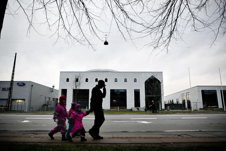 Moské. Sundheds- og overborgmester i København, Ninna Thomsen (SF), opfordrer sine kollegaer i borgerrepræsentationen til at gå i dialog med folkene bag Rovsinggade-moskéen frem for at advare mod den. 