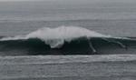 Stormsvulmen. Surfere rider bølgerne ved Belharra nær byen Saint-Jean de Luz i Frankrig. 