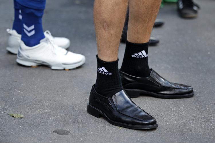 Dresscode. »De sorte sko og sokker er en hellig ko, som ikke har nogen som helst symbolsk betydning, der peger i retning af, at vi skal efterfølge Jesus«, siger en præst, som har fået forbud mod at gå i kondisko under gudstjenesten. - Foto: 