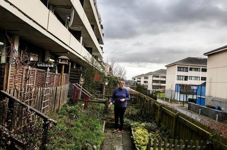 Skuffet. 78-årige metha Petersen Bruun er folkepensionist og bor i ghettoen Tåstrupgård i Tåstrup. Det er et af de boligområder, hvor fattigdommen er steget kraftigt de senere år. Selv om hun godt kan klare sig for sin folkepension, er hun alligevel skuffet over regeringen, som hun mener kun bekymrer sig om de rige. 