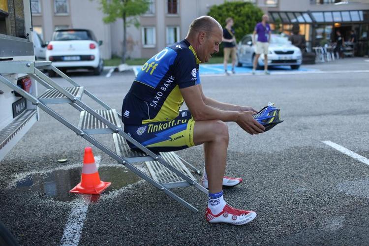 Ærbødighed. Instruktøren kan ikke få både sandheden om dopingen og samtidig fortælle historien om 'mennesket bag myten'. 