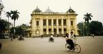 Dengang. Sådan så Operahuset - eller Det Store Teater som det retteligt hedder - ud i Hanoi i april 1994, hvor cykler dominerede trafikken. Bygningen blev opført i 1911 med inspiration fra Paris. 