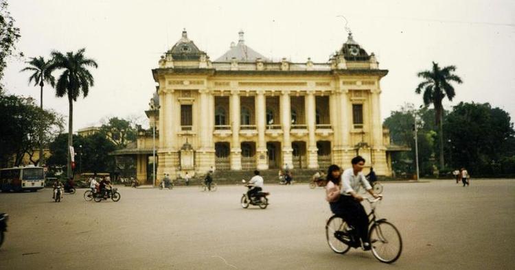 Dengang. Sådan så Operahuset - eller Det Store Teater som det retteligt hedder - ud i Hanoi i april 1994, hvor cykler dominerede trafikken. Bygningen blev opført i 1911 med inspiration fra Paris. 