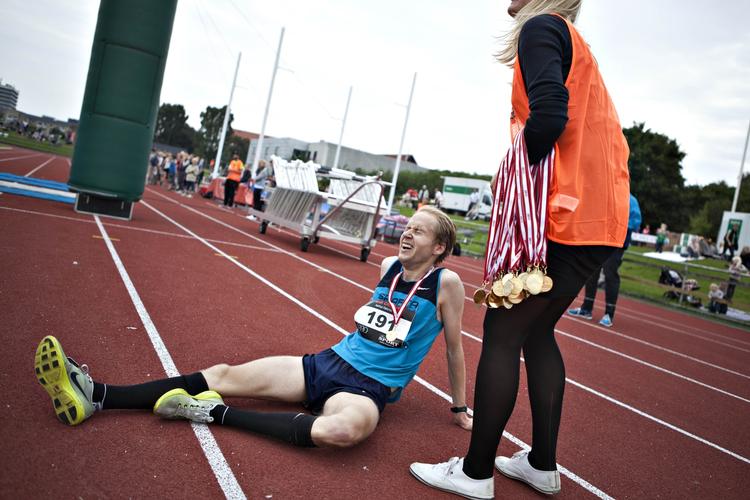 RESTITUTION. Hvile er et af de vigtigste nytårsforsæt for Henrik Them, der her lige i kommet i mål som Danmarksmester i halvmaraton i Aarhusi 2011. 