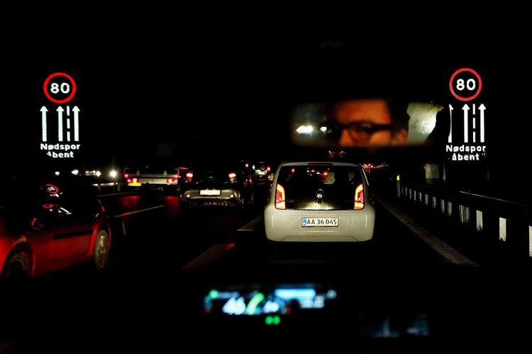 Triumf. Med Politikens udsendte ved rattet forevigede fotografen prøve turene i de 2 kilometer nødspor. 