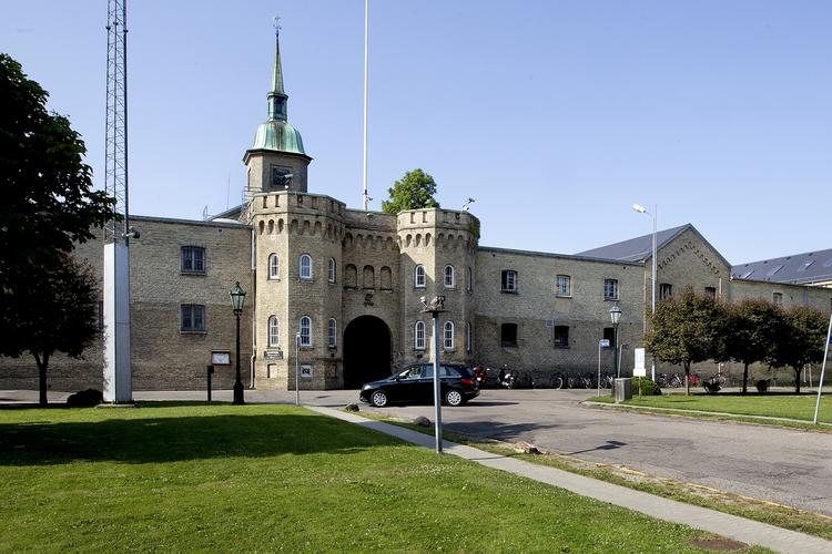 Fanget. Resocialiseringen halter så alvorligt i de danske fængsler, at de er blevet »sociale skraldespande«. Det mener formanden for Kriminalforsorgsforeningen, John Hatting, der derfor nu kræver en fuldstændig nytænkning af arbejdet med indsatte med psykiske lidelser. - Foto: 