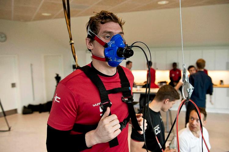 <cutline_leadin>løbebånd.</cutline_leadin> FCM-spillerne er blevet testet grundigt de to første træningsdage. Her er det topscorer Morten ’Duncan’ Rasmussen, der giver den gas for at vise, at formen er god. 