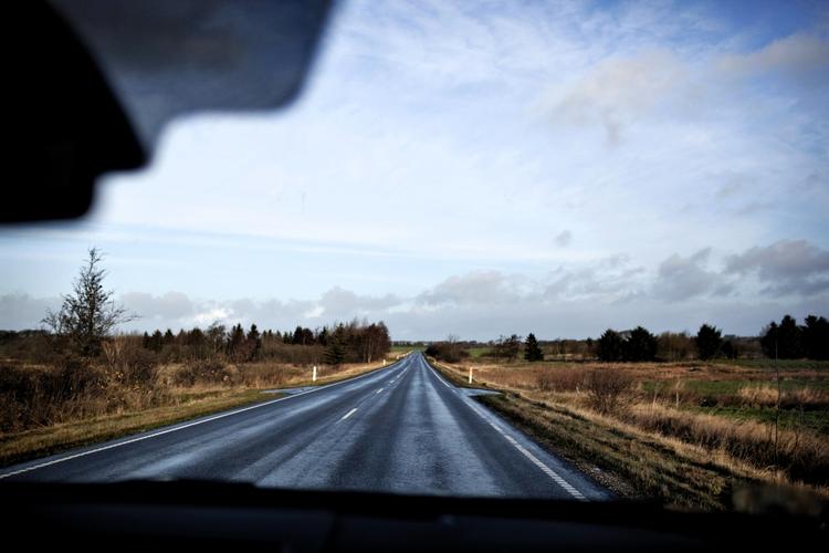 Der er nok af asfalt i Danmark. Godt 74.000 kilometer, hvis man lægger vejene i forlængelse af hinanden. Her er vi på vej til Fjerritslev i Nordjylland. 