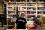 udsalg. Blockbuster præsenterede i efteråret en overlevelsesplan, som indebar navneskifte og nye varer på hylderne. Nu er navnet så også røget over disken. 