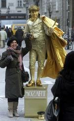 Gadegøgl. Såkaldte levende statuer er et ofte set fænomen i storbyer. Her er det en Mozart-look a like, der poserer med en forbipasserende i Wien. 