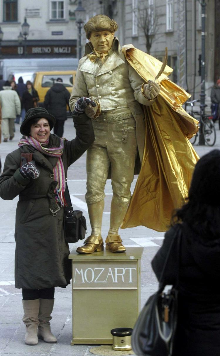 Gadegøgl. Såkaldte levende statuer er et ofte set fænomen i storbyer. Her er det en Mozart-look a like, der poserer med en forbipasserende i Wien. 