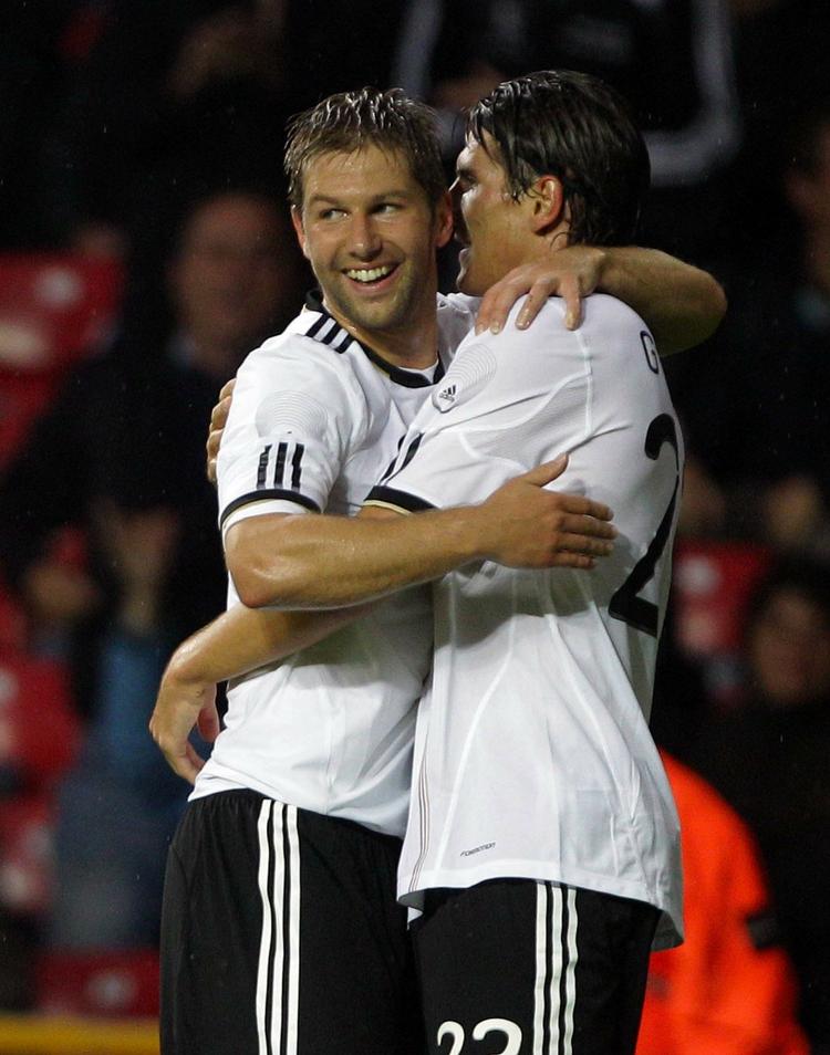 Jubel. Thomas Hitzlsperger spillede sin 52. og sidste landskamp i Parken mod Danmark i august 2010. Her gratulerer han Mario Gomez med 1-0-scoringen i 2-2-kampen. 