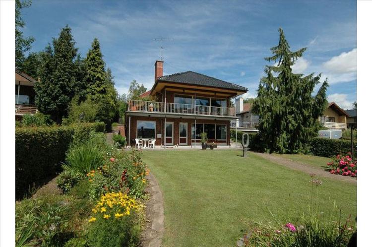 TÅLMODIGHED. Traute Holms villa er rummelig, har smuk udsigt og ligger tæt på byen. Hun har foreløbig haft det til salg i syv år, men hun har ikke opgivet håbet om at finde en køber. 