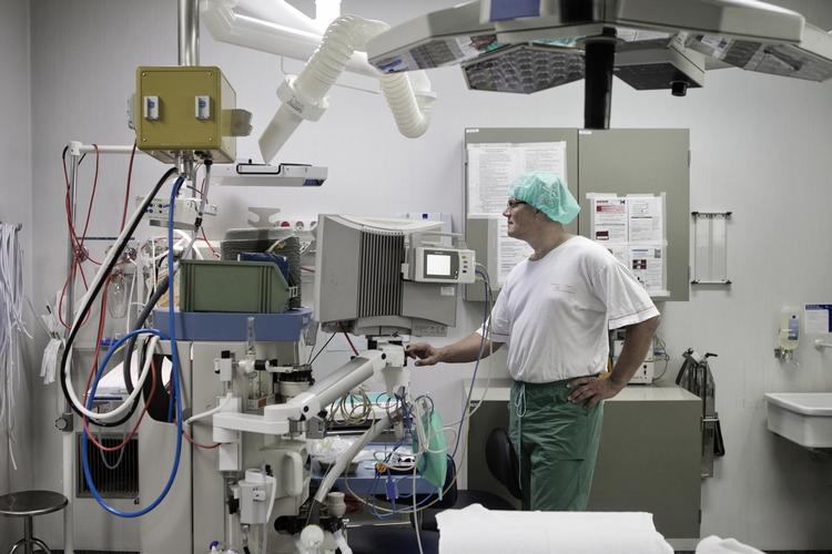 Service. Landets førende sygehuse er begyndt at lægge deres behandlingsresultater frem. Derfor kan patienter fremover med få klik få at vide, hvor stor sandsynligheden er for at være i live en måned, et eller fem år efter en operation for en blodprop i hjertet, kræft i hjernen eller en knoglemarvstransplantation. 
