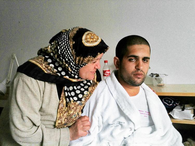 Maniodepressiv. Medicinen forvandlede med broderens ord Adel fra en energisk 26-årig til at ligne »en 90-årig patient på et hospice« 