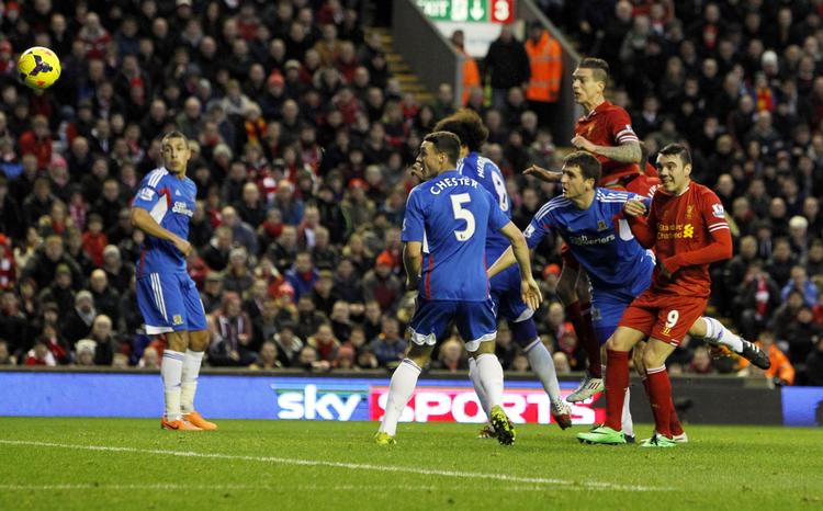skade. Daniel Agger (th) scorer for Liverpool i sejren over Hull, som skaffede danskeren en plads på ugens hold i England. 