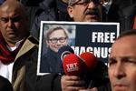 Frigivet. Under en demonstration i Ankara i Tyrkiet bærer en tyrkisk journalist et billede af den svenske journalist Magnus Falkehed, der sammen med kollegaen Niklas Hammarström har været kidnappet i Syrien. Begge er frigivet og ventes at blive genforenet med deres familier i dag. 
