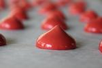 blodmarengs. Nordic Food Lab har lavet en række opskrifter, hvor blod fra svin anvendes i stedet for æg til for eksempel marengs. Her ses de, inden de kommer i ovnen. Bagefter er de chokoladebrune. 