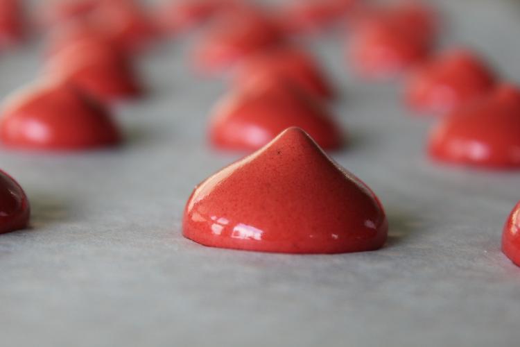 blodmarengs. Nordic Food Lab har lavet en række opskrifter, hvor blod fra svin anvendes i stedet for æg til for eksempel marengs. Her ses de, inden de kommer i ovnen. Bagefter er de chokoladebrune. 