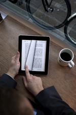 Privat. Det er meget muligt, at folk ikke ønsker at købe 'Mein Kampf' i en boghandel eller få den leveret til døren for slet ikke at tale om at blive opdaget i S-toget, mens de læser den. 