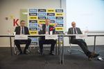 SOLGT. Begge parter mener, at de har gjort en god handel, slog Mærsk-topchef Nils Smedegaard ( i midten) og bestyrelsesmedlem Jens Bjerg Sørensen fra Salling-fondene (th) fast. Til venste Per Bank, der er direktør i Dansk Supermarked. 
