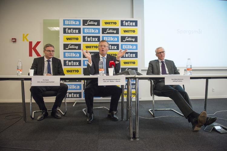 SOLGT. Begge parter mener, at de har gjort en god handel, slog Mærsk-topchef Nils Smedegaard ( i midten) og bestyrelsesmedlem Jens Bjerg Sørensen fra Salling-fondene (th) fast. Til venste Per Bank, der er direktør i Dansk Supermarked. 