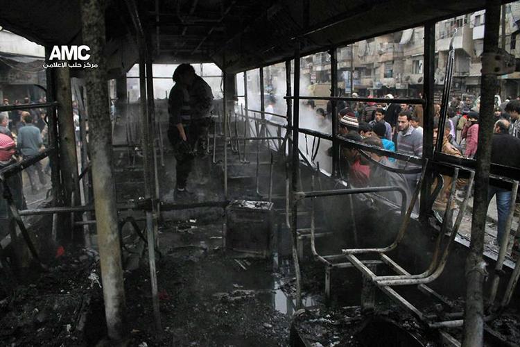 Luftangreb. Rusland har i FN's Sikkerhedsråd blokeret for et britisk udkast til en resolution, der fordømmer Syriens regering for angreb på byen Aleppo, siger diplomater. På billedet inspicerer borgere en udbrændt bus, der blev ramt af et missil. Billedet kommer fra det lokale Aleppo Media Center. 