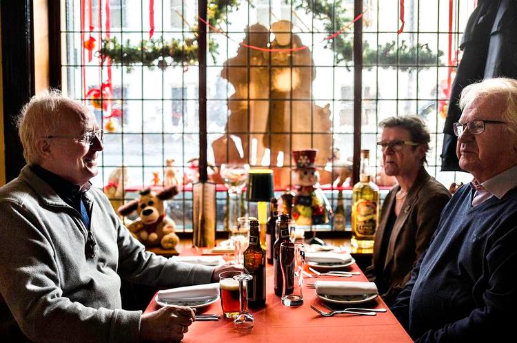 klassiker. Slotskælderen holder charmerende godt fast i traditionerne og er i december booket til allersidste bord. Desværre er maden langt fra god nok 