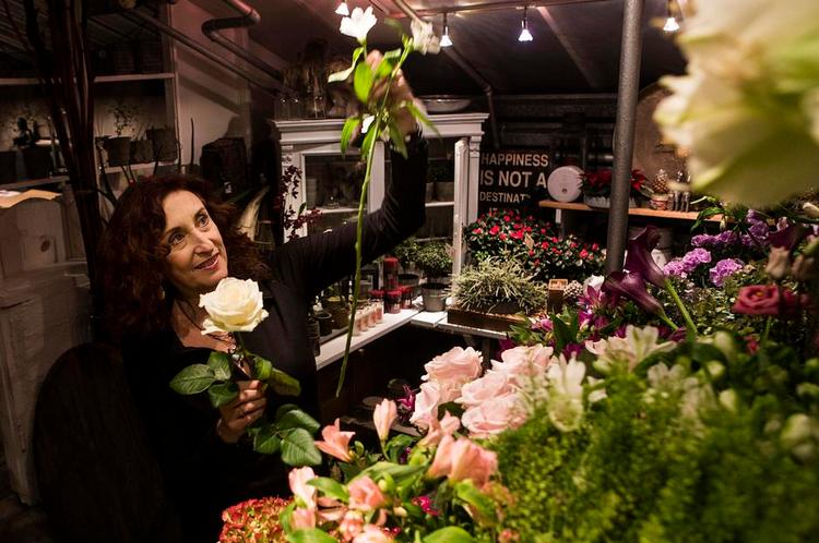 Luksus. Friske blomster i hjemmet giver duft, farver og liv, så hjemmet adskiller sig fra et hotelværelse. Derfor bruger Tamra Rosanes over 10.000 kroner årligt på buketter. Hun støtter gerne de lokale butikker i Gentofte, hvor hun her handler i Drivhuset. 