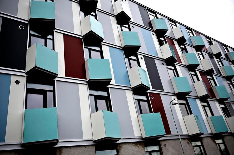 Gedigent. Til ungdomsboligerne Lanternen i Hillerød har Zeso Arkitekter med enkle midler skabt en fin facade. Lejlighederne er små, og vægten er lagt på beboersammenhold med gode fælleskøkkener og store tagterrasser. 