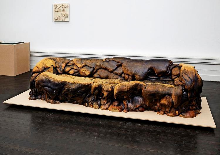 Slidt. Skumsofaen har stået i familiens hjem og er blevet brugt meget. Den ser faktisk også ganske behagelig ud. 'Polyurethan sofa' (1964). 