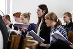 STEMMEPILLE. Nu kan du lære at synge som voksen ved hjælp af en revolutionerende pille, selvom du aldrig har kunnet ramme en gylden tone i dit liv. 