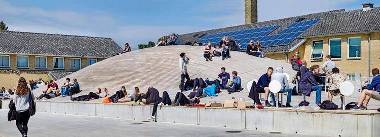 Overhånd. Loftshøjden i hallen er bestemt efter den højde det vil kræve, at en to meter høj person kaster en bold fra den ene ende til den anden. 