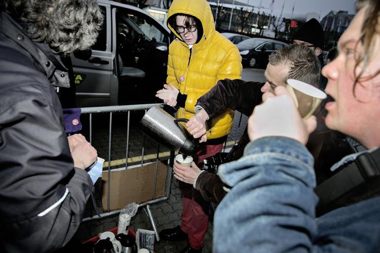 Kontanthjælpsproblematik. Aktivistgruppen 'Solidaritet eller frit fald' har arrangeret demonstrationen foran Bella Centret, hvor kommunalpolitikere er samlet til en konference med beskæftigelsesminister Mette Frederiksen for at diskutere implementeringen af kontanthjælpsreformen. Demonstranterne demonstrerer mod reformen, som de mener vil gå ud over rigtig mange udsatte. 